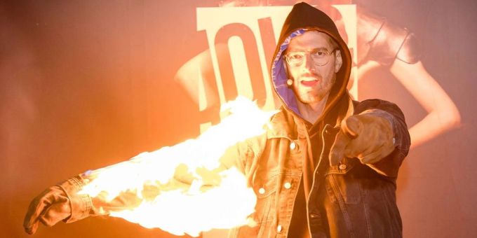 Joko Winterscheidt in der neuesten Ausgabe von «Joko & Klaas gegen ProSieben». Joko Winterscheidt brennender Ärmel