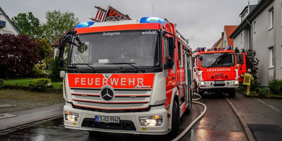 Die Feuerwehr im Einsatz in Esslingen. Hier hatte ein Blitz in ein Haus eingeschlagen und den Dachstuhl in Brand gesetzt.