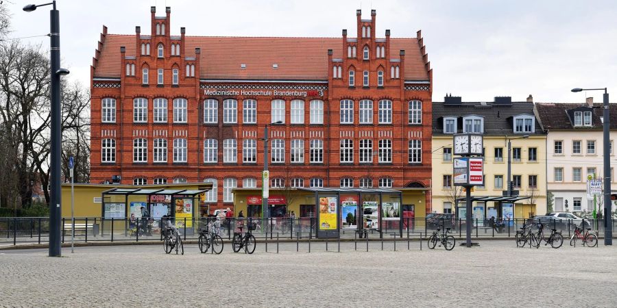 Die Medizinische Hochschule (MHB) in Brandenburg an der Havel will ab 2024 auch Zahnmedizin-Studiengang anbieten.