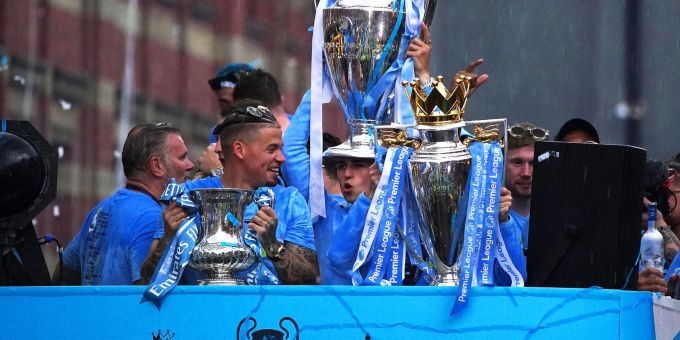 Die Spieler von Manchester City am Feiern mit ihren Fans. manchester city