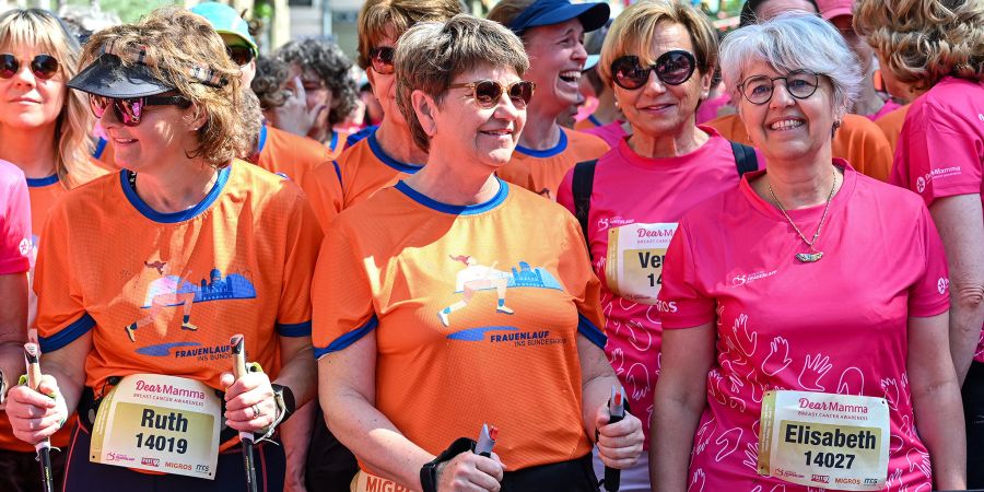 Die Alt-Bundesrätin Ruth Metzler und die amtierenden Bundesrätinnen Viola Amherd und Elisabeth Baume-Schneider haben am diesjährigen Frauenlauf teilgenommen.