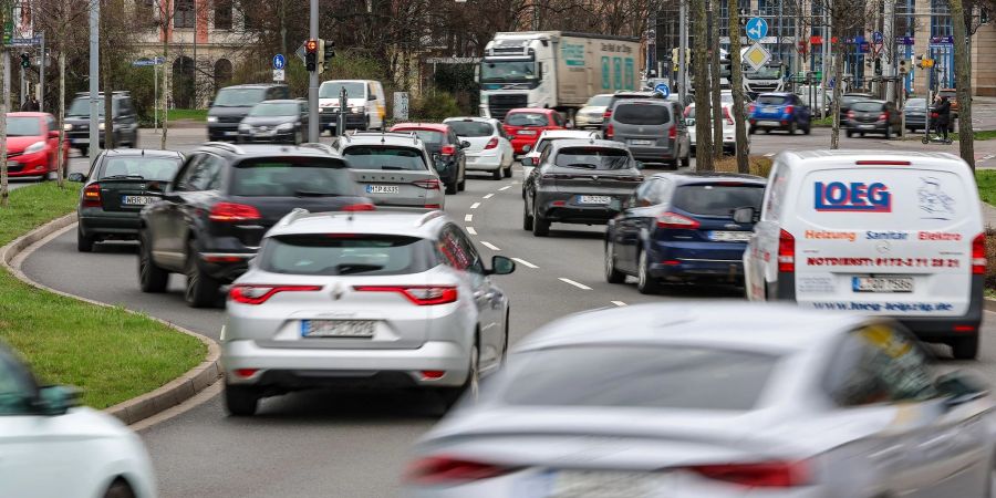 HUK-Umfrage: Gerade von den 16- bis 24-Jährigen wird das Auto als Verkehrsmittel meist bevorzugt.