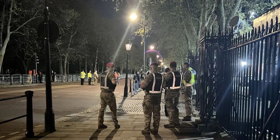 Nach der Festnahme des Mannes: Polizisten vor dem Buckingham-Palast in London.