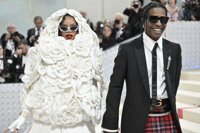 Rihanna und Asap Rocky erschienen gemeinsam an der Met Gala 2023. met gala 2023