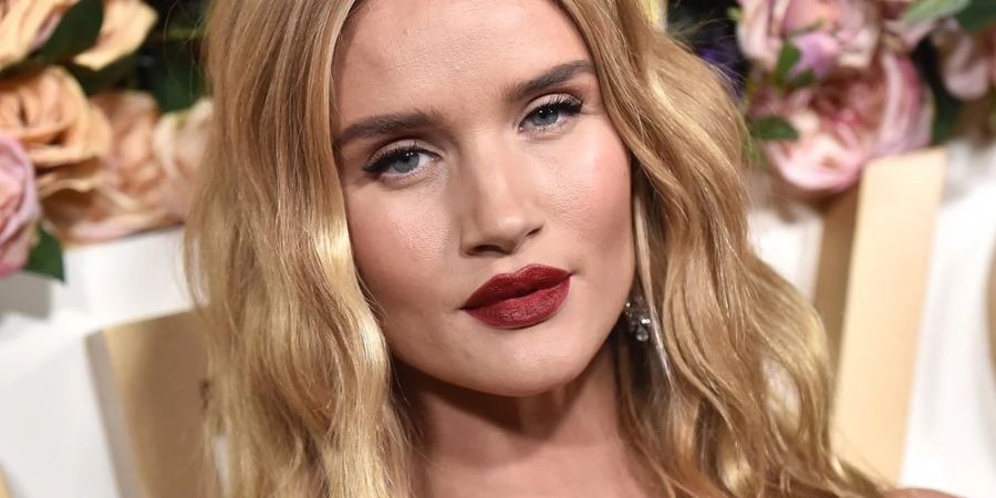 So schön setzt der Beauty-Trend Wine Stained Lips den Mund in Szene: Rosie Huntington-Whiteley mit Lippenstift in Rotwein-Nuancen.