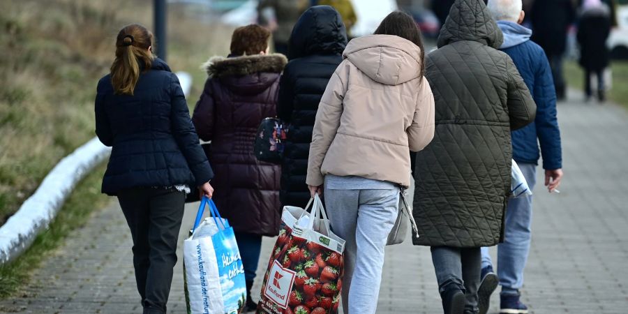 Ukrainische Flüchtlinge nach ihrer Registrierung in Potsdam.