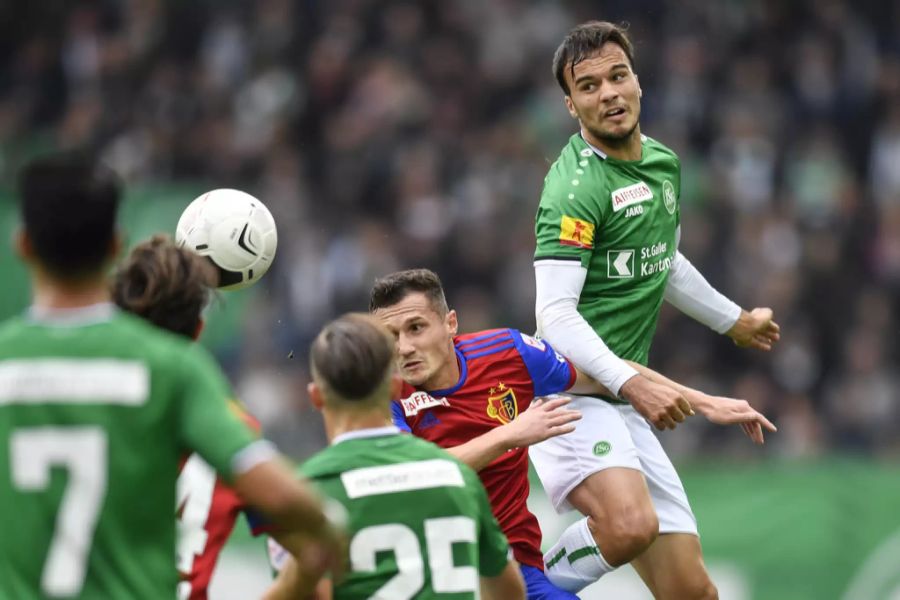 Jeremy Guillemenot vom FC St.Gallen gewinnt das Kopfball-Duell gegen Taulant Xhaka vom FCB.