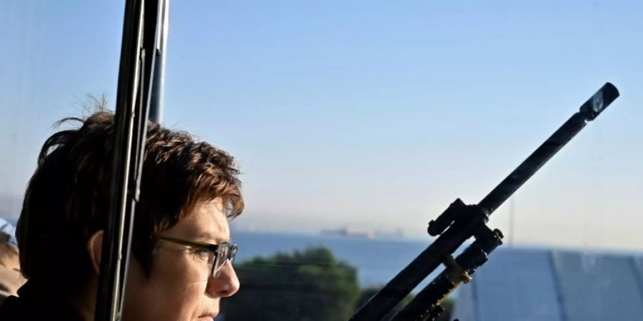 Weit weg vom Saarland: AKK auf Dienstreise im Mittelmeer