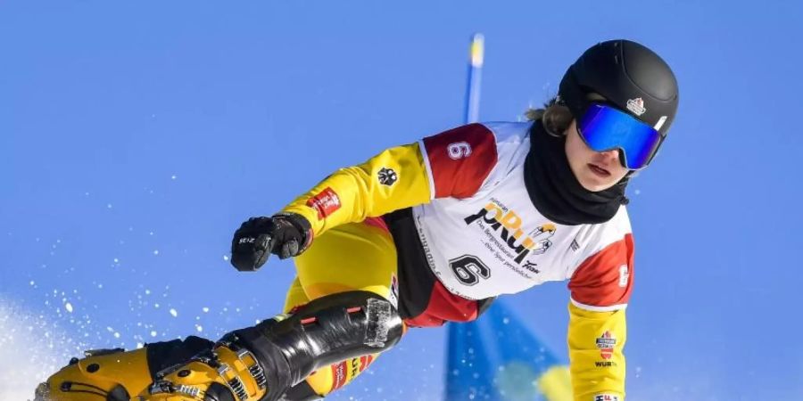 Helferin in Corona-Zeiten: Snowboarderin Carolin Langenhorst. Foto: Gian Ehrenzeller/KEYSTONE/dpa