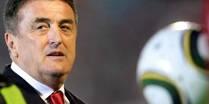 Serbien, Belgrad: Der damalige serbische Fussballtrainer Radomir Antic während eines Freundschaftsspiels gegen Kamerun. Antic ist im Alter von 71 Jahren gestorben. Das teilte sein früherer Verein Atlético Madrid am Montagabend mit. Radomir Antic