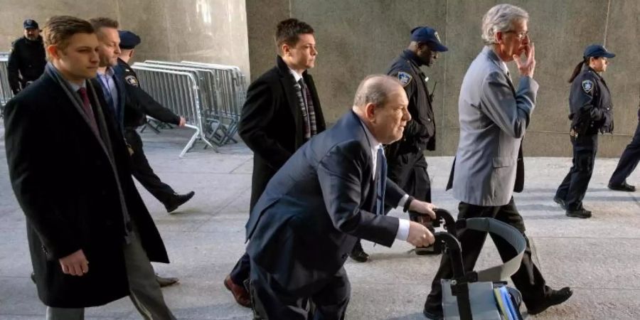 Harvey Weinstein trifft vor dem Gericht in Manhattan ein. Foto: Craig Ruttle/AP/dpa