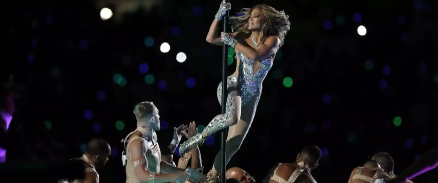 Auch Jennifer Lopez nahm bereits an der «Flip the switch»-Challenge teil. Hier während ihrem Auftritt am diesjährigen Super Bowl.