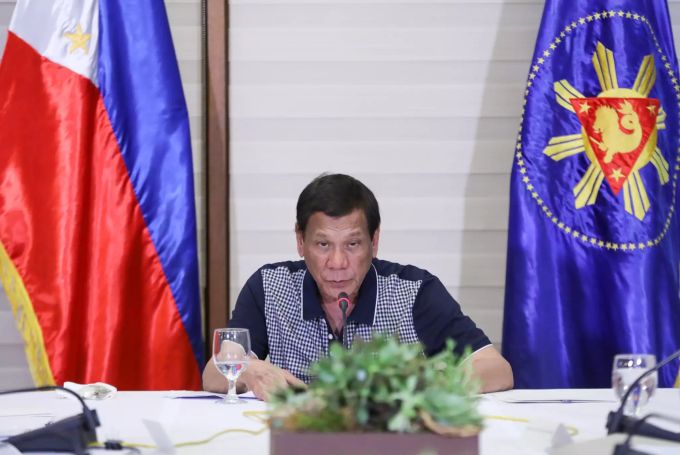 Der philippinische Präsident Rodrigo Duterte duldet keine Rebellen. Wer sich gegen die Ausgangssperre stelle, könne erschossen werden, befahl er Polizei und Militär. Rodrigo Duterte Coronavirus Philippinen
