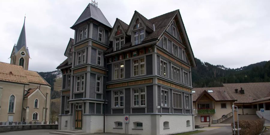 Das Schulhaus in Alpthal.