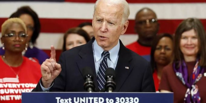 Joe Biden spricht auf einer Wahlkampfveranstaltung. Eine Big Data Analysys zeigt: Sein Gegner könnte die Nase vorn haben. Big Data