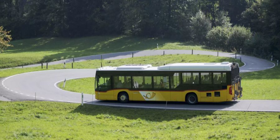 Gegenverkehr Postauto