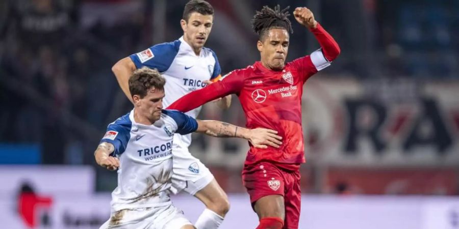 VfB-Kapitän Daniel Didavi (r) nahm mit Stuttgart drei wichtige Punkte aus Bochum mit ins Schwabenland. Foto: David Inderlied/dpa