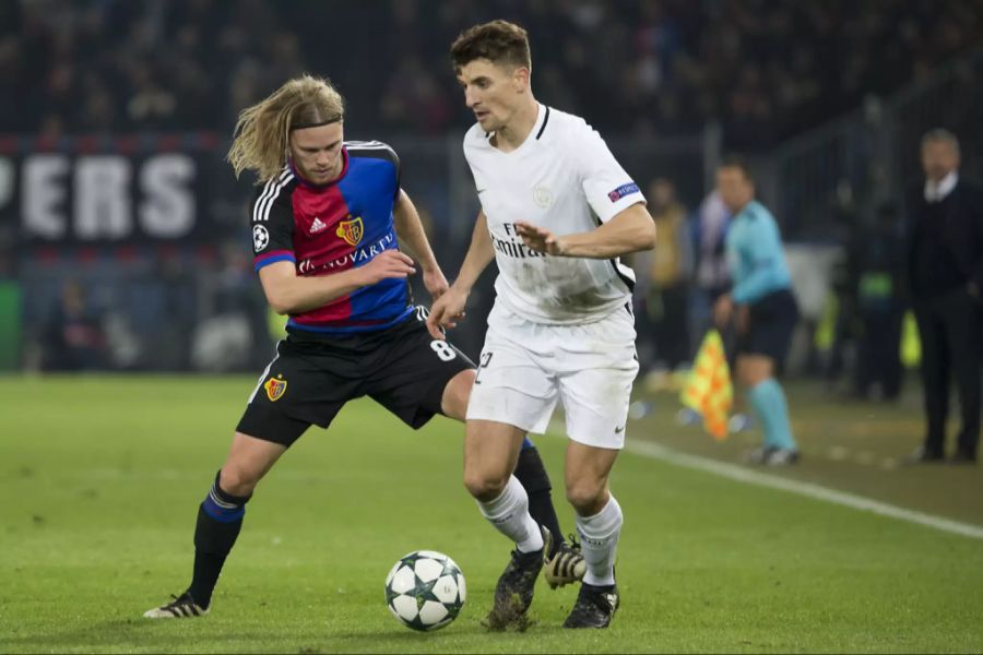 Auch gegen den FC Basel duellierte er sich einst. Hier versucht Birkir Bjarnason vergeblich, Meunier den Ball abzunehmen.