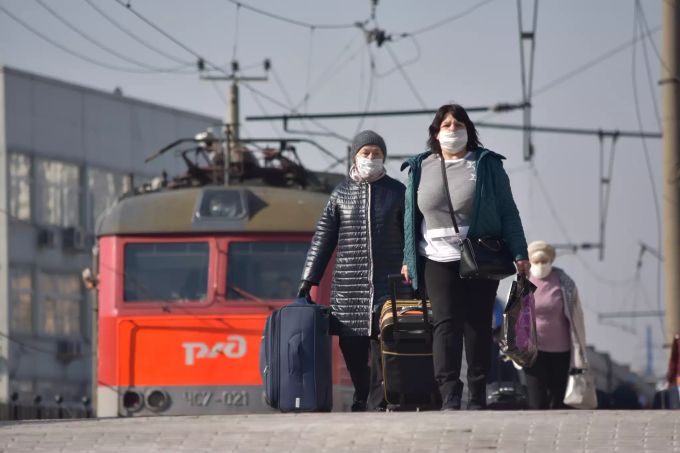 Mit einem Sonderzug kommen einige der rund 600 Russen, die wegen der geschlossenen Grenze in der Ukraine festsaßen, in der russischen Hauptstadt an. Moskau