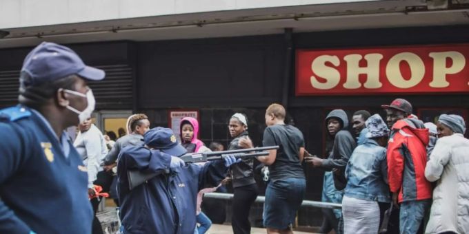 Ein Polizist in Johannesburg zielt mit seinem Gewehr. (Symbolbild) südafrika