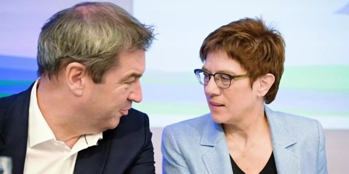 Annegret Kramp-Karrenbauer (CDU) im Gespräch mit Markus Söder (CSU). Foto: Nicolas Armer/dpa Annegret Kramp-Karrenbauer (CDU) im Gespräch mit Markus Söder (CSU). Foto: Nicolas Armer/dpa