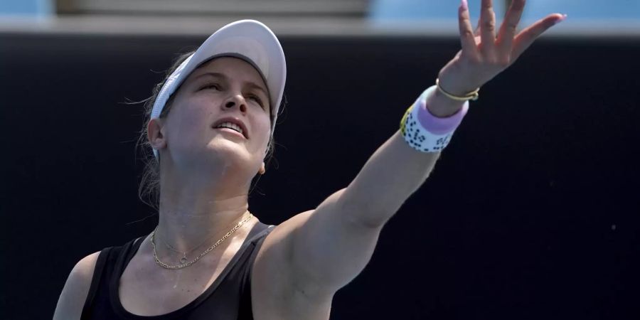 Eugenie Bouchard beim Aufschlag gegen Martina Trevisan.