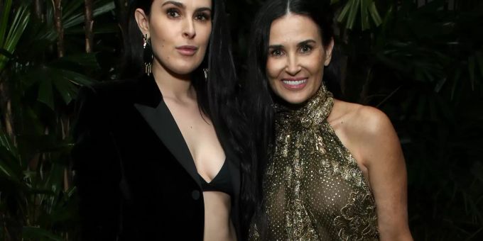 Busen vs. Bauch - Demi Moore (57) stiehlt Tochter (31) die Show