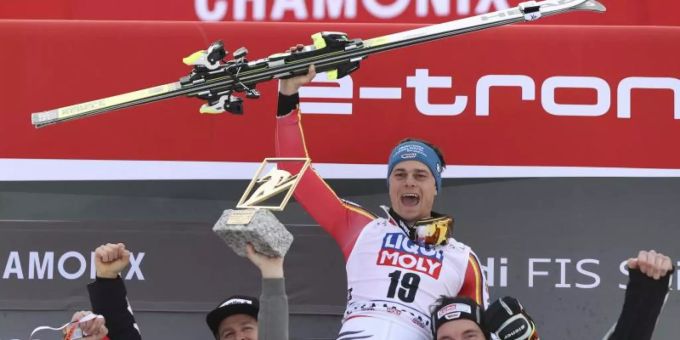 Alexander Schmid (oben) feiert seinen dritten Platz beim Parallel-Riesenslalom. Foto: Alessandro Trovati/AP/dpa Alexander Schmid (oben) feiert seinen dritten Platz beim Parallel-Riesenslalom. Foto: Alessandro Trovati/AP/dpa