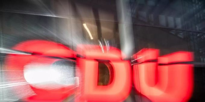 Das CDU-Logo prangt an der Parteizentrale, dem Konrad-Adenauer-Haus, in Berlin. Foto: Michael Kappeler/dpa Das CDU-Logo prangt an der Parteizentrale, dem Konrad-Adenauer-Haus, in Berlin. Foto: Michael Kappeler/dpa
