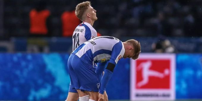 Die Hertha-Profis Santiago Ascacibar (l) und Maximilian Mittelstädt sind nach der Niederlage bedient. Foto: Andreas Gora/dpa Die Hertha-Profis Santiago Ascacibar (l) und Maximilian Mittelstädt sind nach der Niederlage bedient. Foto: Andreas Gora/dpa