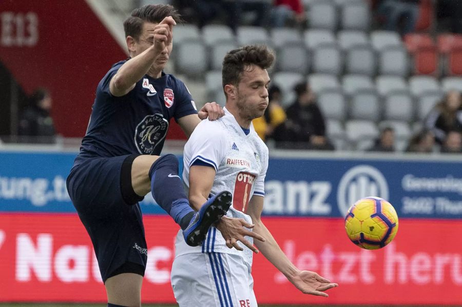 FCL-Stürmer Demhasaj (vorne) deckt den Ball gegen Basil Stillhart vom FC Thun ab.