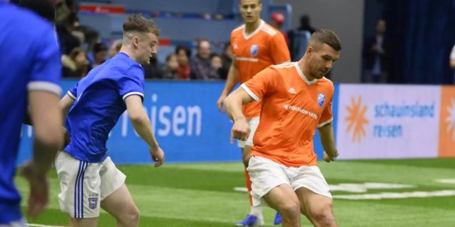 Lukas Podolski zeigte sein Können beim Hallen-Turnier in Gummersbach. Foto: Roberto Pfeil/dpa