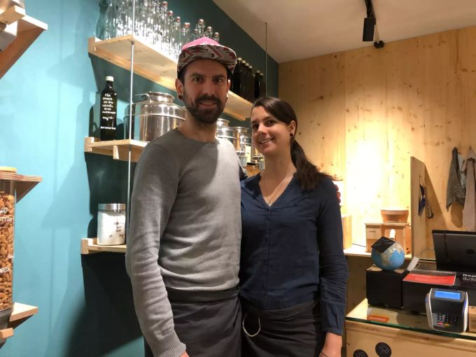 Pascal und Valeria betreiben seit knapp einem Jahr den Unverpackt-Laden na-le in Einsiedeln. na-le