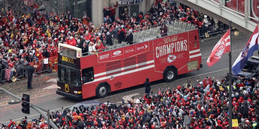 Die Chiefs, die beim Super Bowl 2020 triumphierten, während der Meister-Parade durch Kansas City.