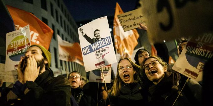Demonstranten protestieren vor der Bundesgeschäftsstelle der FDP gegen das Verhalten der FDP bei der Wahl des Fraktions- und Landesvorsitzender der FDP in Thüringen zum Ministerpräsidenten des Bundeslandes Thüringen. Ministerpräsidentenwahl Thüringen - Proteste