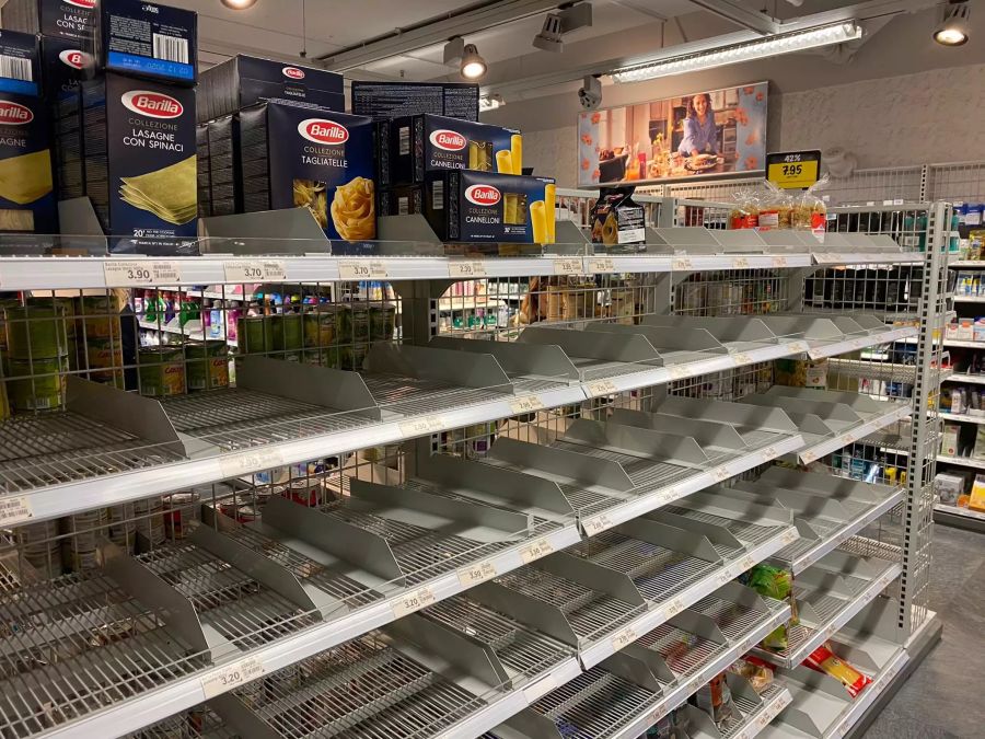 Gegen leere Grundnahrungsmittel-Regale wie im Coop Wipkingen ZH kämpfen auch Lidl, Denner und Aldi Suisse.