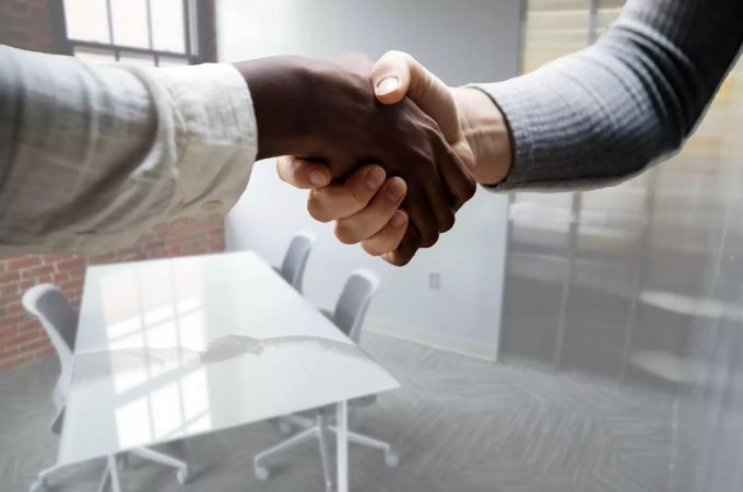 Erst ab 55 besteht im HR-Bereich ein deutlicher Nachteil gegenüber jüngeren Bewerbern. HR Hände Tisch