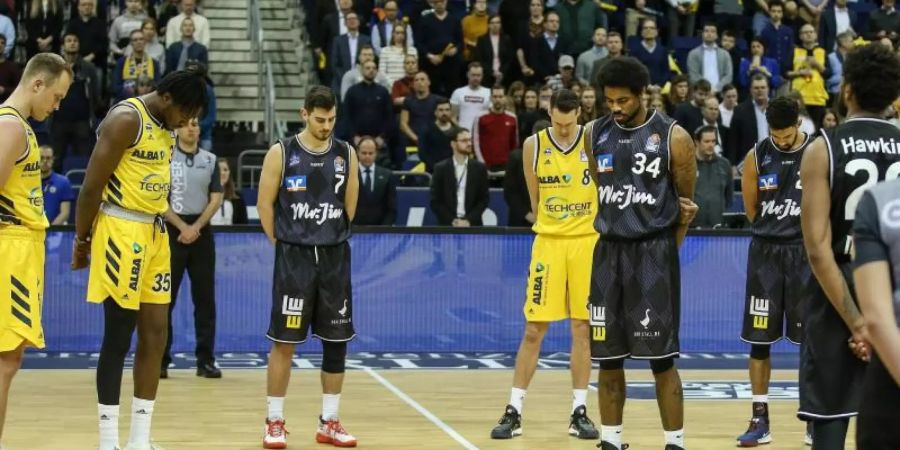 Vor der Partie Alba Berlin gegen Hakro Merlins Crailsheim gab es eine Schweigeminute für den gestorbenen Basketball-Star Kobe Bryant. Foto: Andreas Gora/dpa
