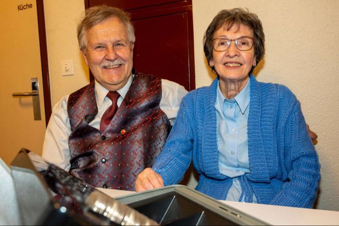 Walter und Liselotte von Niederhäusern machen die Abendkasse.