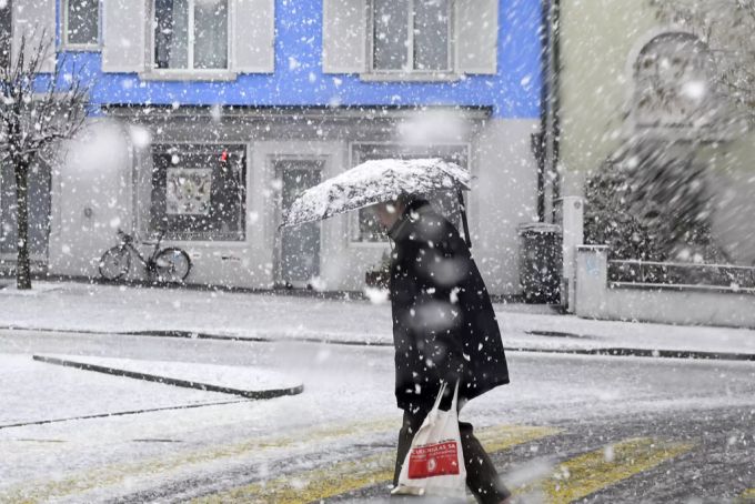 Zum Wochenbeginn sind Schneeschauer bis ins Flachland zu erwarten. schnee wetter