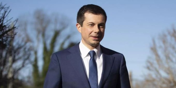 Schwuler US-Minister - Pete Buttigieg und sein Ehemann mit Nachwuchs