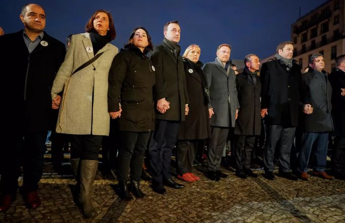 Rund 20 Politiker verschiedener Parteien fassten sich an den Händen, um den Opfern zu gedenken. brandenburger tor