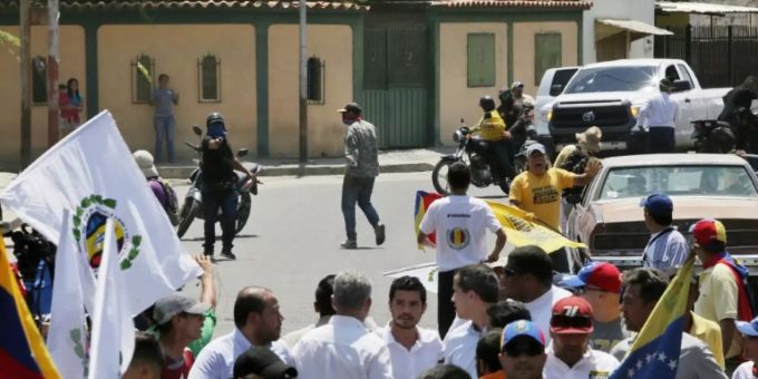 Ein vermummter Mann soll Guaidó bedroht haben Ein vermummter Mann soll Guaidó bedroht haben