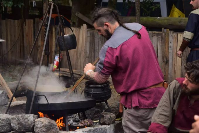 Kochen über der Feuerstelle. Mittelaltermarkt