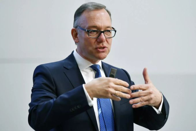 Dr. Detlef Trefzger, CEO der Kühne + Nagel International AG, bei einer Präsentation.
