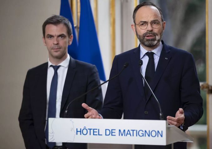 Der französische Premierminister Edouard Philippe (r.) und Gesundheitsminister Olivier Veran (l.) orientieren über die Situation in Frankreich. paris coronavirus