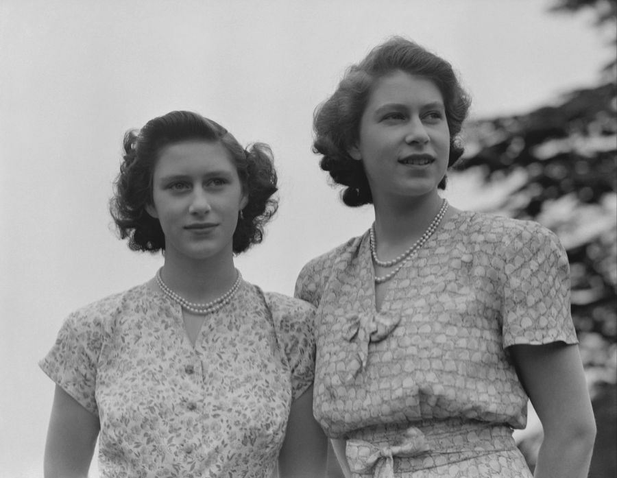 Queen Elizabeth (r.) und ihre kleine Schwester Prinzessin Margaret im Jahr 1942.