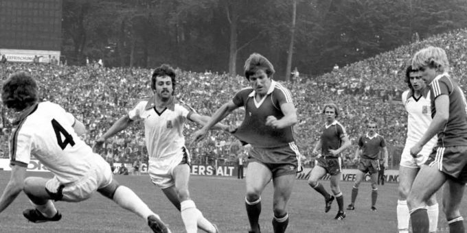 Eintracht Frankfurt gewinnt das Finalrückspiel im UEFA-Cup gegen Borussia Mönchengladbach und sichert sich den Cup. Foto: Roland Witschel/dpa Eintracht Frankfurt gewinnt das Finalrückspiel im UEFA-Cup gegen Borussia Mönchengladbach und sichert sich den Cup. Foto: Roland Witschel/dpa