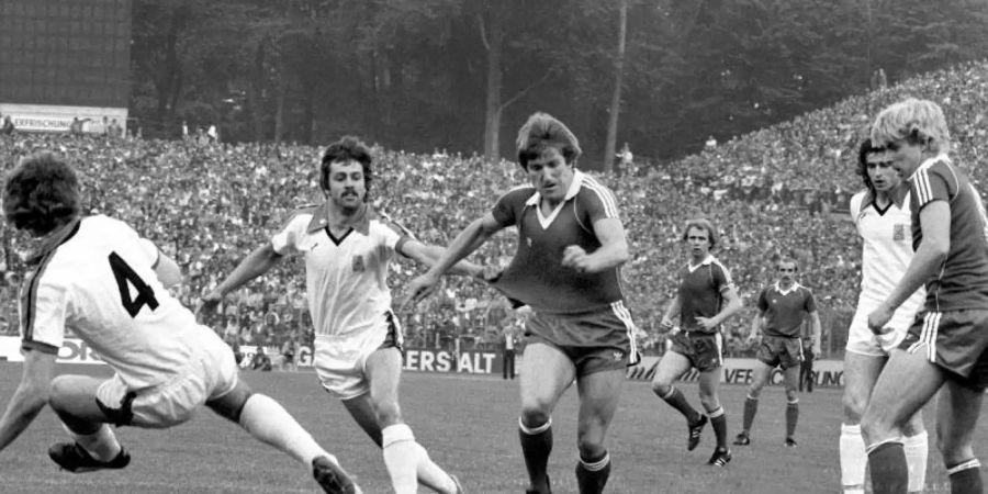 Eintracht Frankfurt gewinnt das Finalrückspiel im UEFA-Cup gegen Borussia Mönchengladbach und sichert sich den Cup. Foto: Roland Witschel/dpa