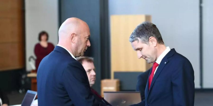 Björn Höcke, AfD Thüringen (rechts) gratuliert dem neuen Ministerpräsidenten Thomas L. Kemmerich (FDP). Foto: Bodo Schackow/dpa-Zentralbild/dpa